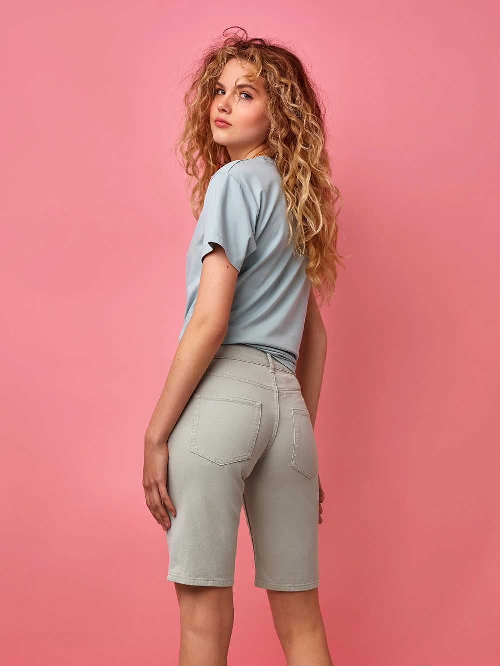 картинка джинсовые шорты-бермуды от магазина Solo-U.ru