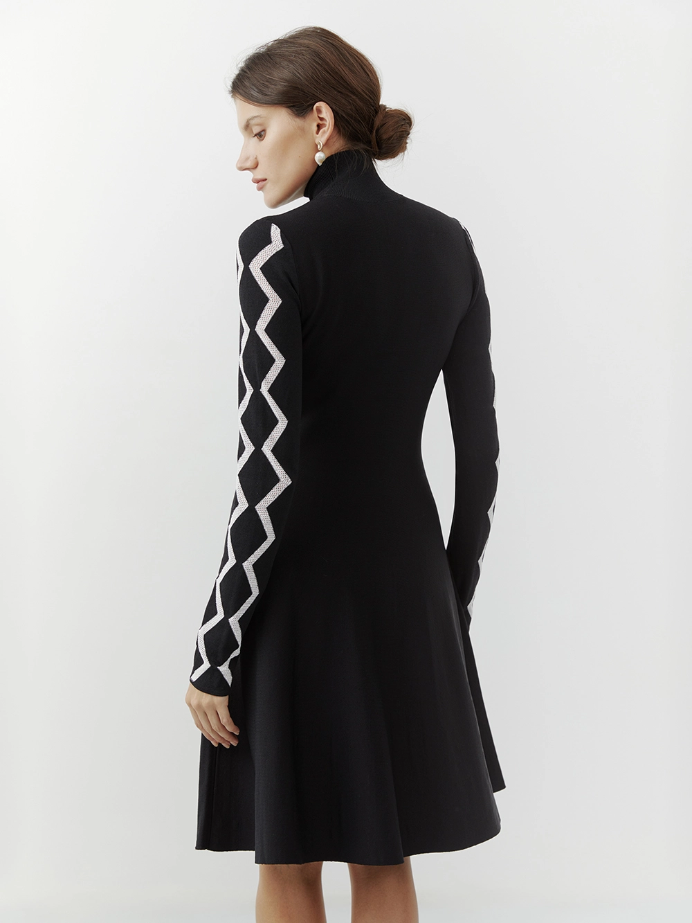 картинка платье трикотажное с узором на рукаве от магазина Solo-U.ru