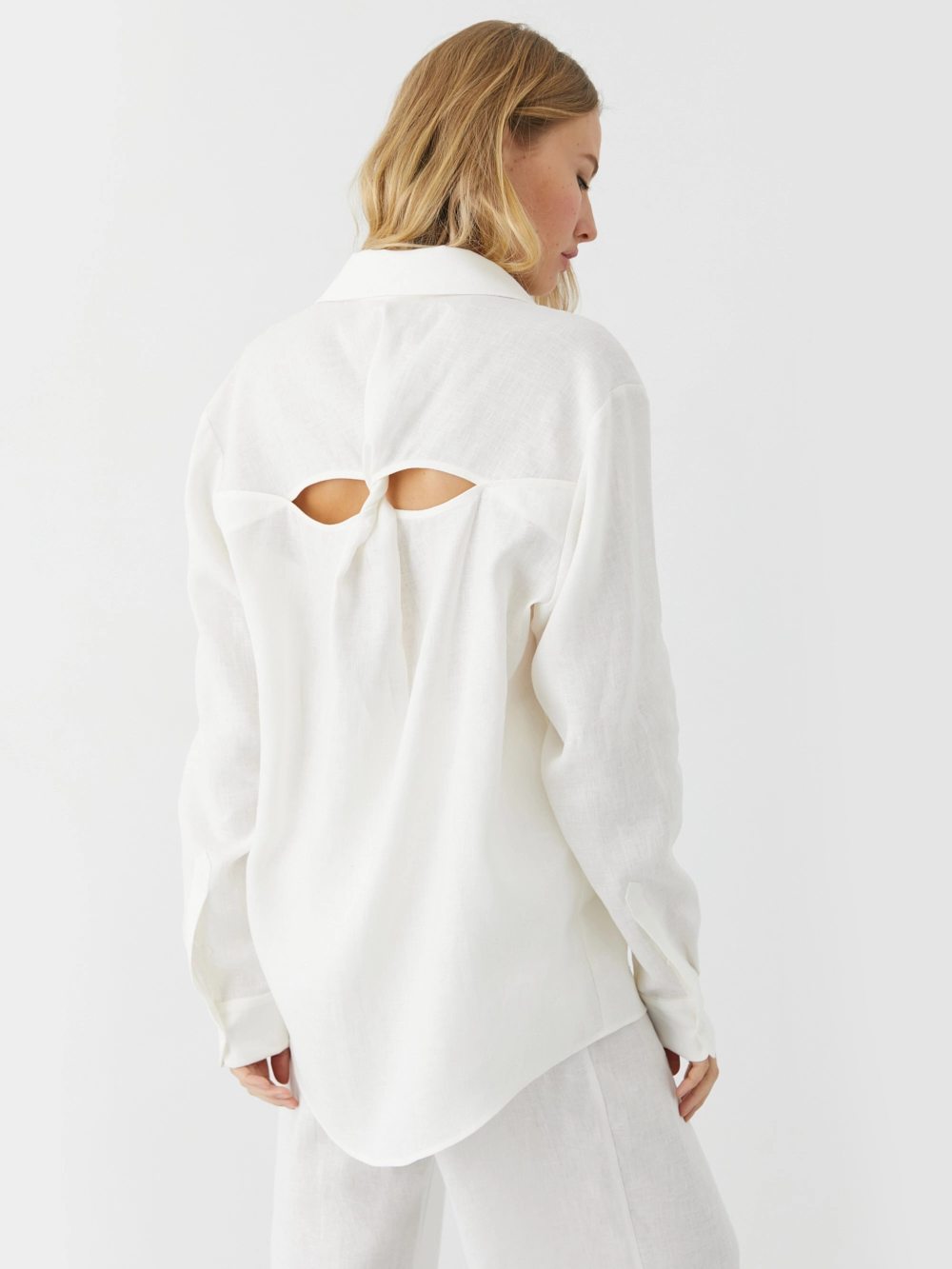 картинка рубашка льняная с вырезами на спине от магазина Solo-U.ru