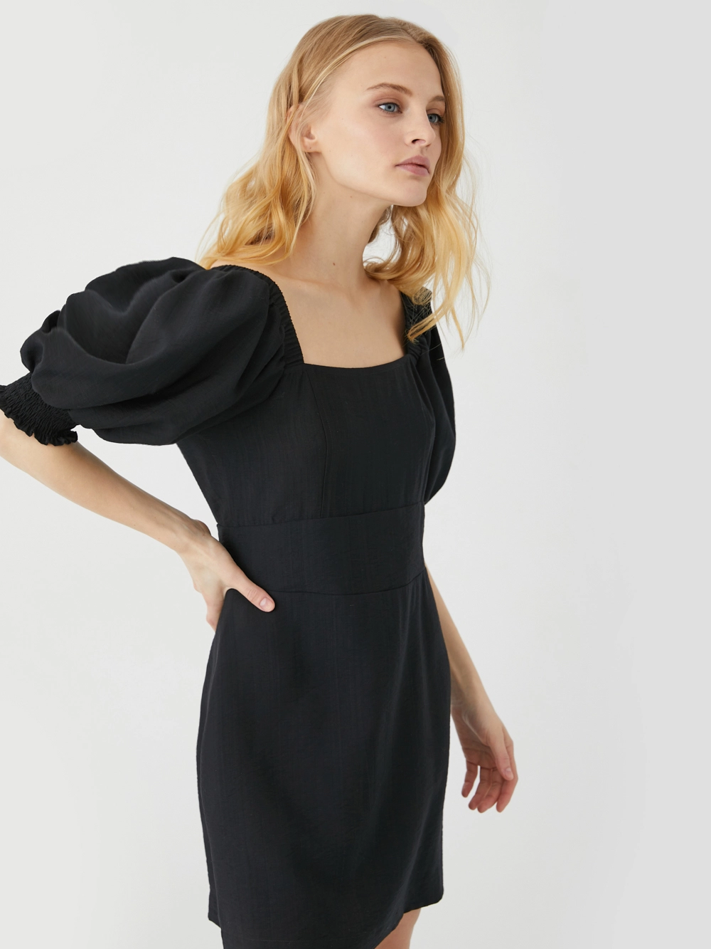картинка платье мини с вырезом на спине от магазина Solo-U.ru