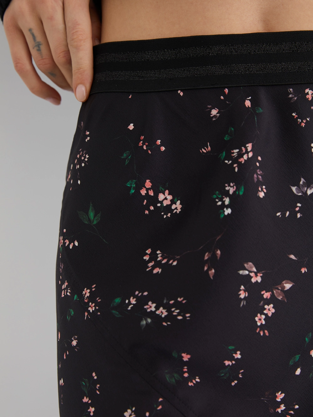 картинка юбка миди на эластичном поясе от магазина Solo-U.ru