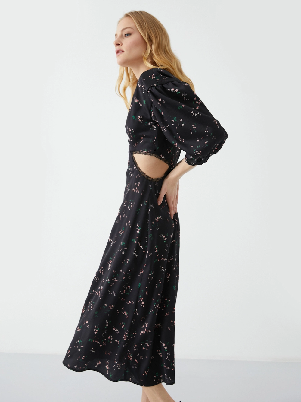 картинка платье миди с вырезами на талии от магазина Solo-U.ru