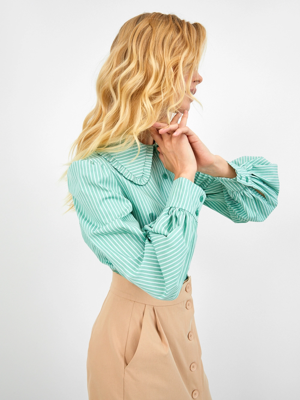 картинка блузка с акцентным воротником от магазина Solo-U.ru